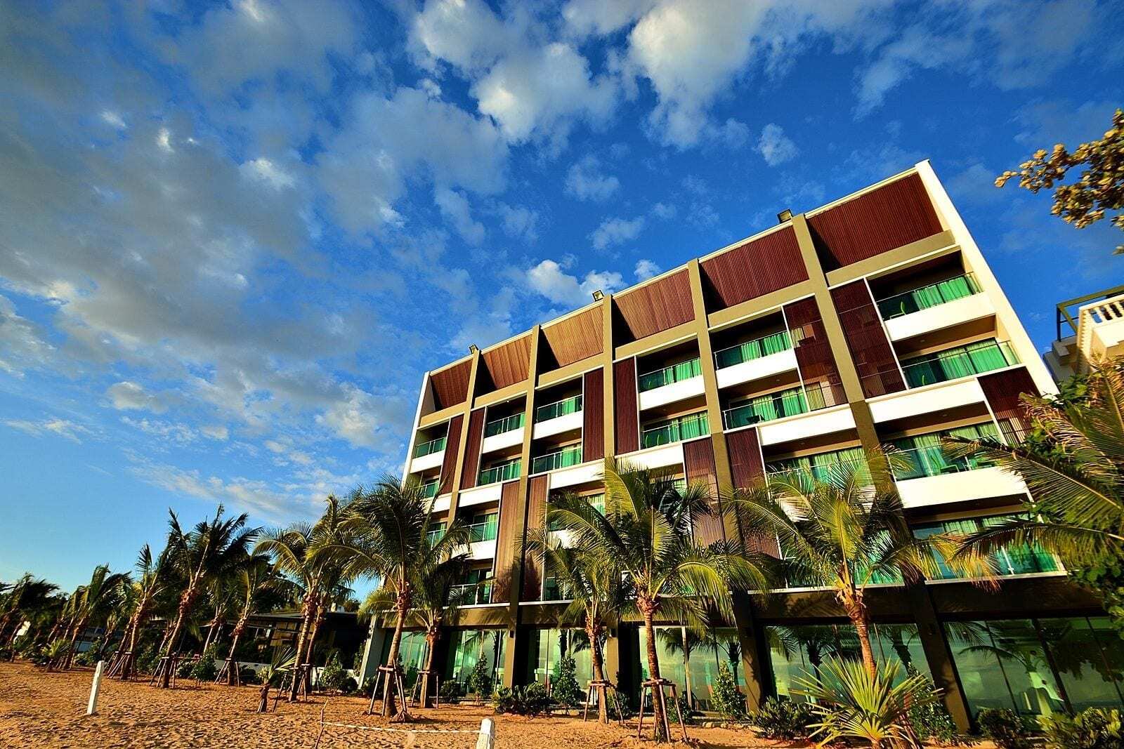 Capital O 1088 Golden Dragon Beach Resort 방라뭉 외부 사진